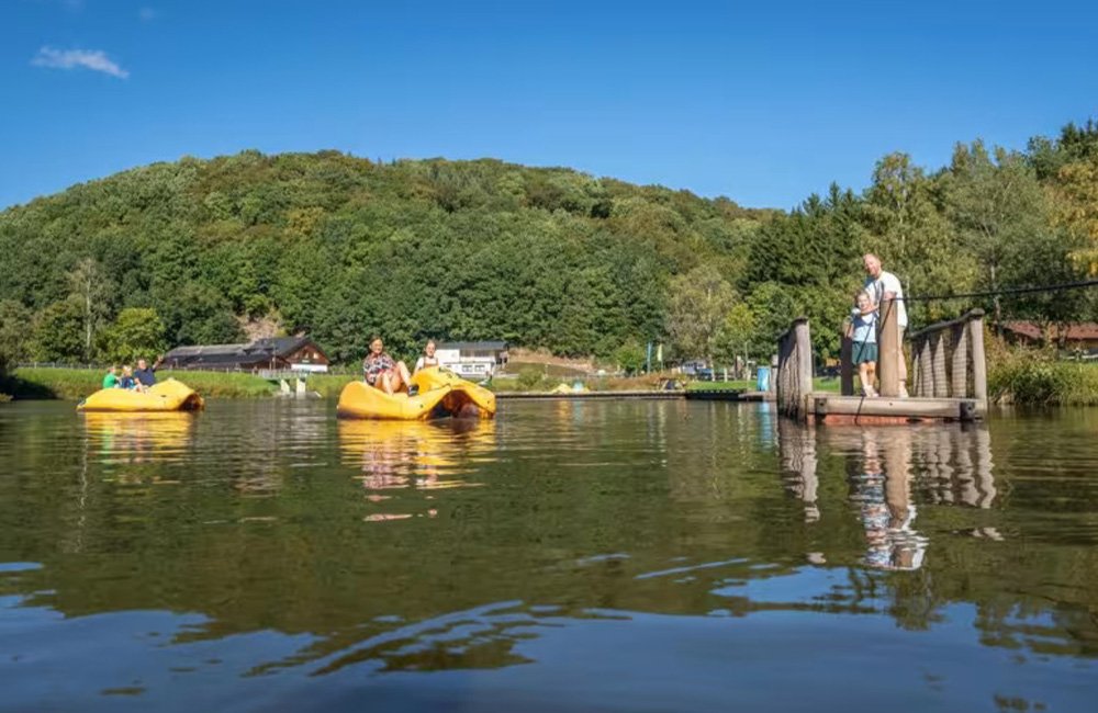 Water activiteiten bij Camping Landal Wirfttal in de Duitse Eifel in het westen van Duitsland bij de grens met Luxemburg en België