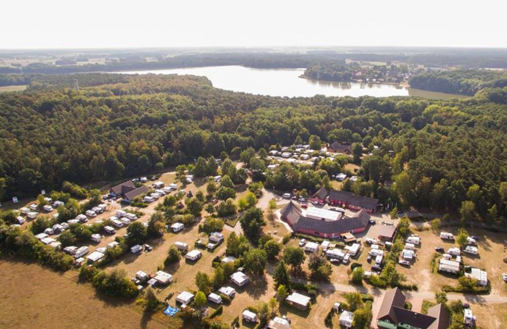 Zicht op Camping Spreewaldtor in het Oosten van Duitsland aan een meer
