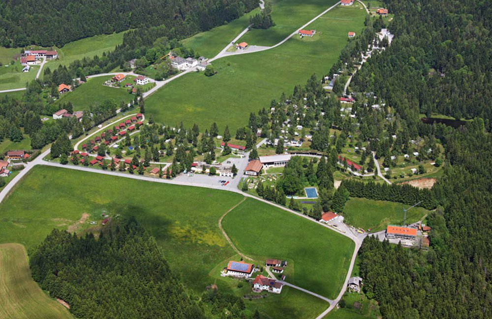 Zicht op Knaus Campingpark Lackenhäuser aan een meer in het Duitse Beieren bij de grens met Oostenrijk en Tsjechië