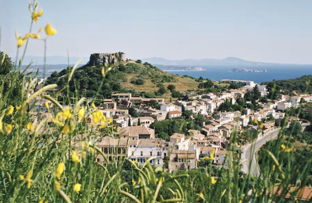 Zicht op kasteel bij Camping Begur aan de Costa Brava in Spanje Catalonië