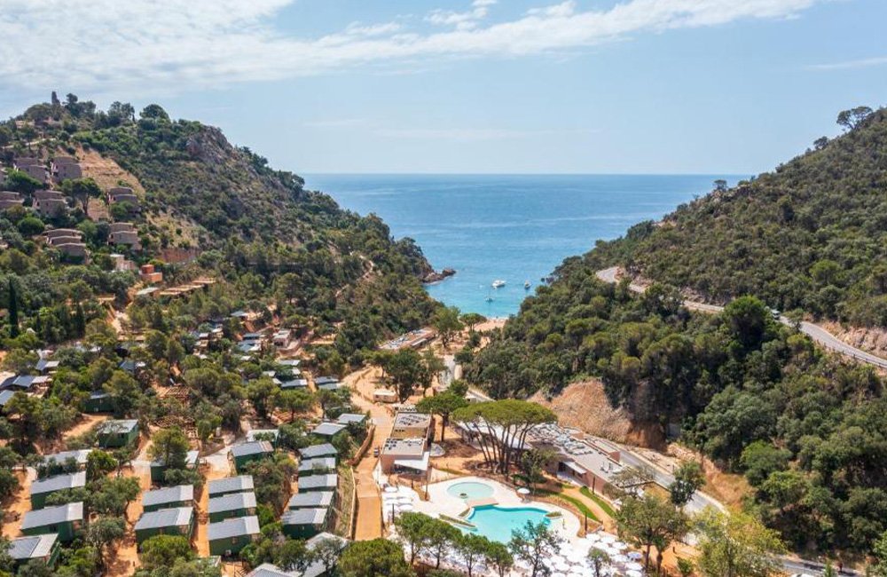 Zicht op strand en zwembad van Camping Cala Pola bij Tossa de Mar aan de Costa Brava in Spanje Catalonië