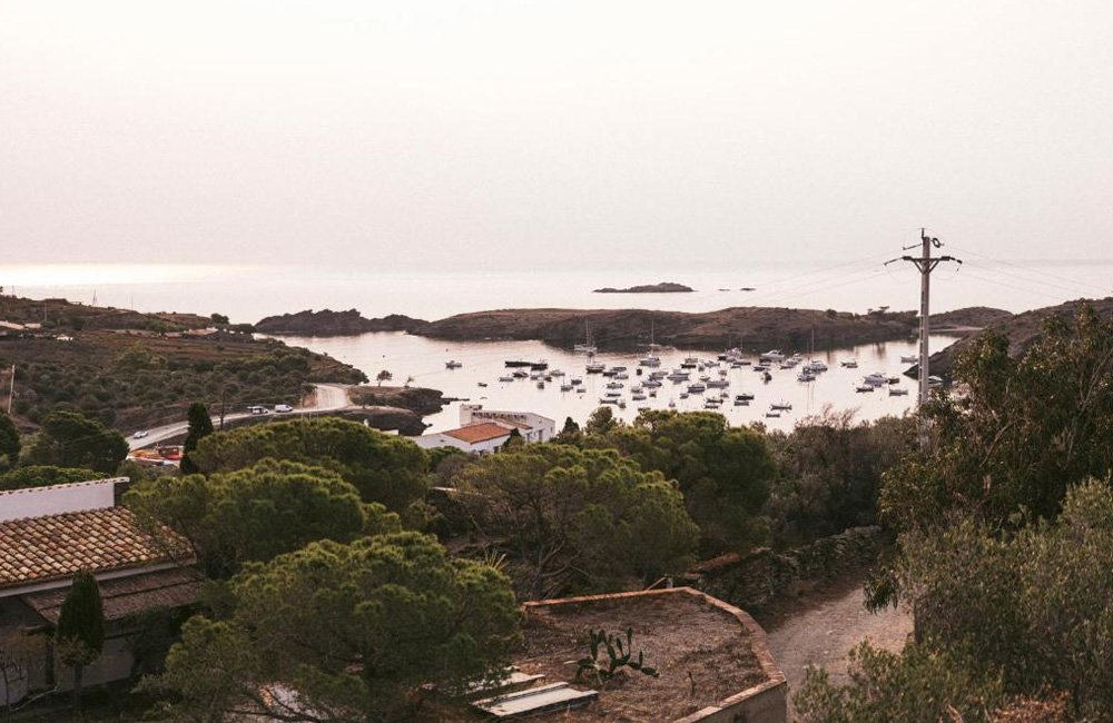 Zicht op zee vanaf Wecamp Cadaqués aan de Costa Brava in Spanje Catalonië