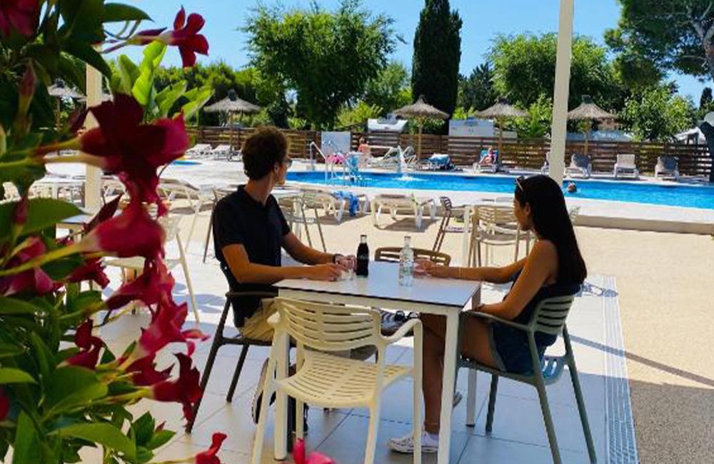 Zwembad bar van Camping Rodas bij Roses aan de Costa Brava in Spanje Catalonië