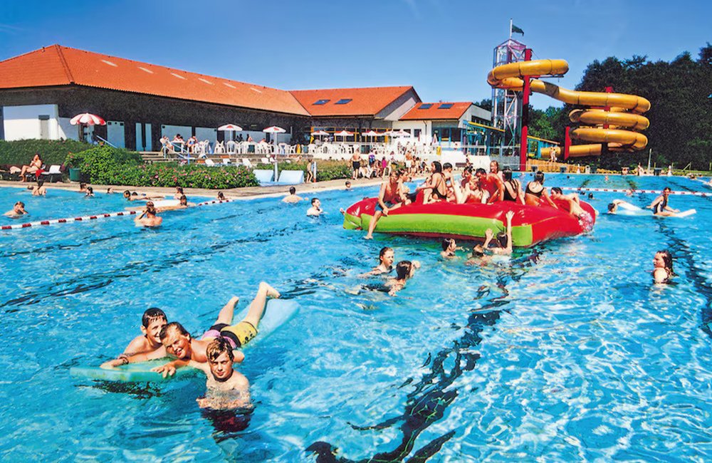 Zwembad met glijbaan bij Knaus Campingpark Wingst bij de Duitse Noordzeekust tussen Hamburg en Bremen