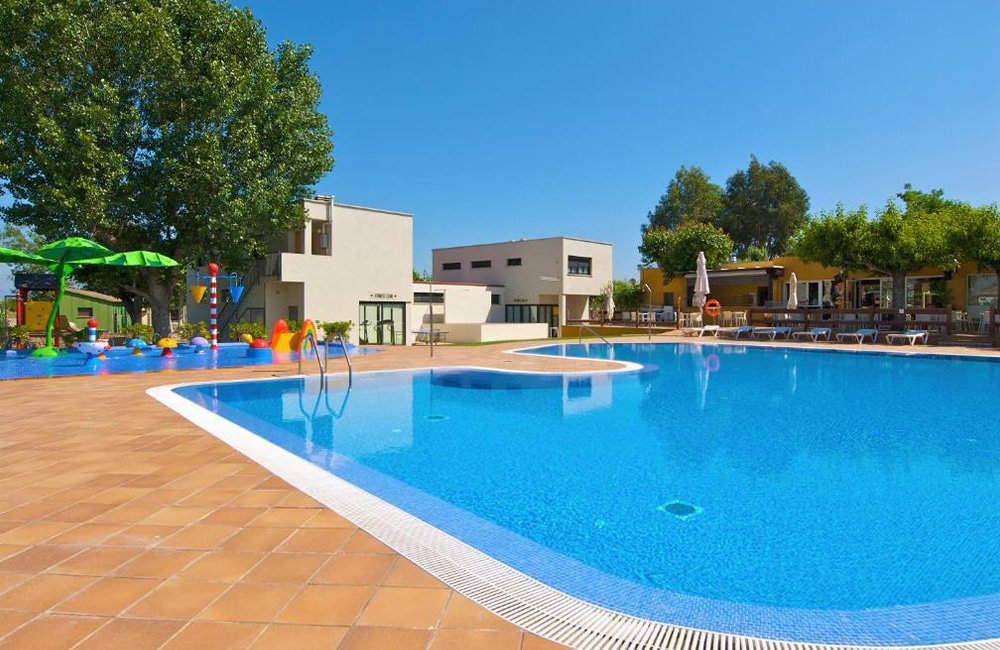 Zwembad van Camping Sènia Riu bij Sant Pere Pescador aan de Costa Brava in Spanje Catalonië