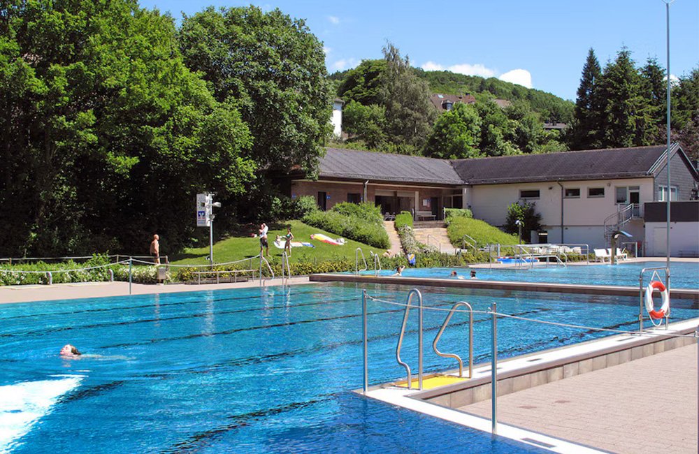 Zwembad van Campingpark Eifel in het westen van Duitsland bij de grens met Luxemburg en België