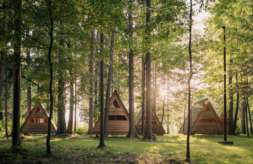 glamping hutten van Forest Camping Mozirje in de Savinjska vallei in het noorden van Slovenië