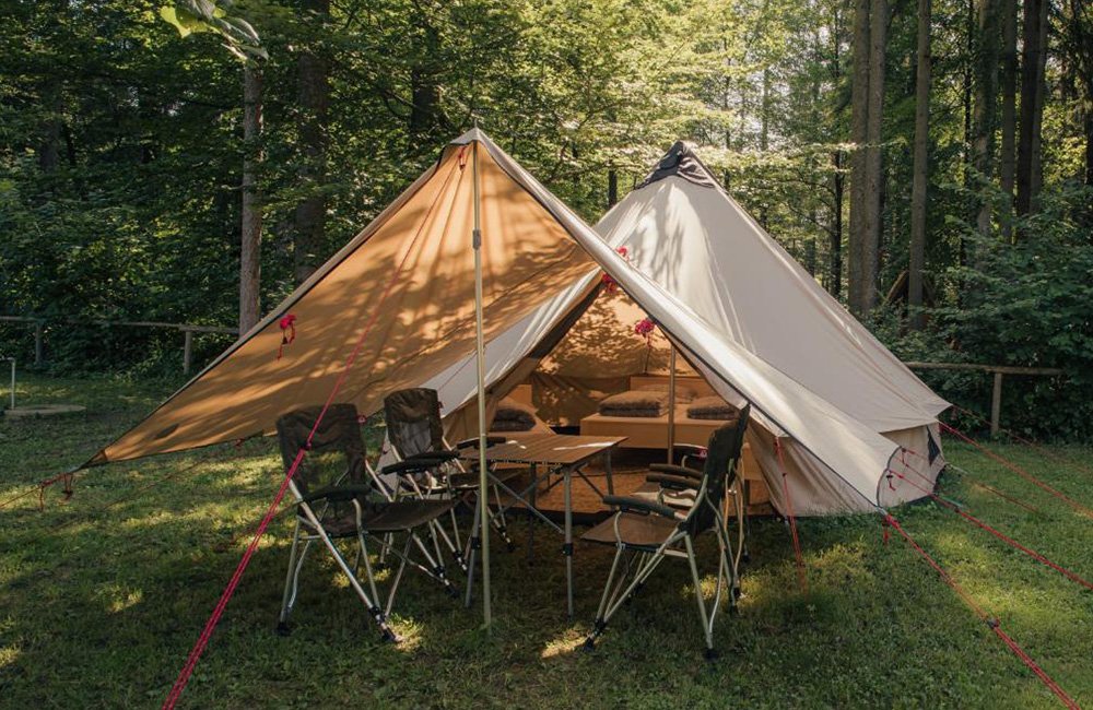 glamping tent van Forest Camping Mozirje in de Savinjska vallei in het noorden van Slovenië