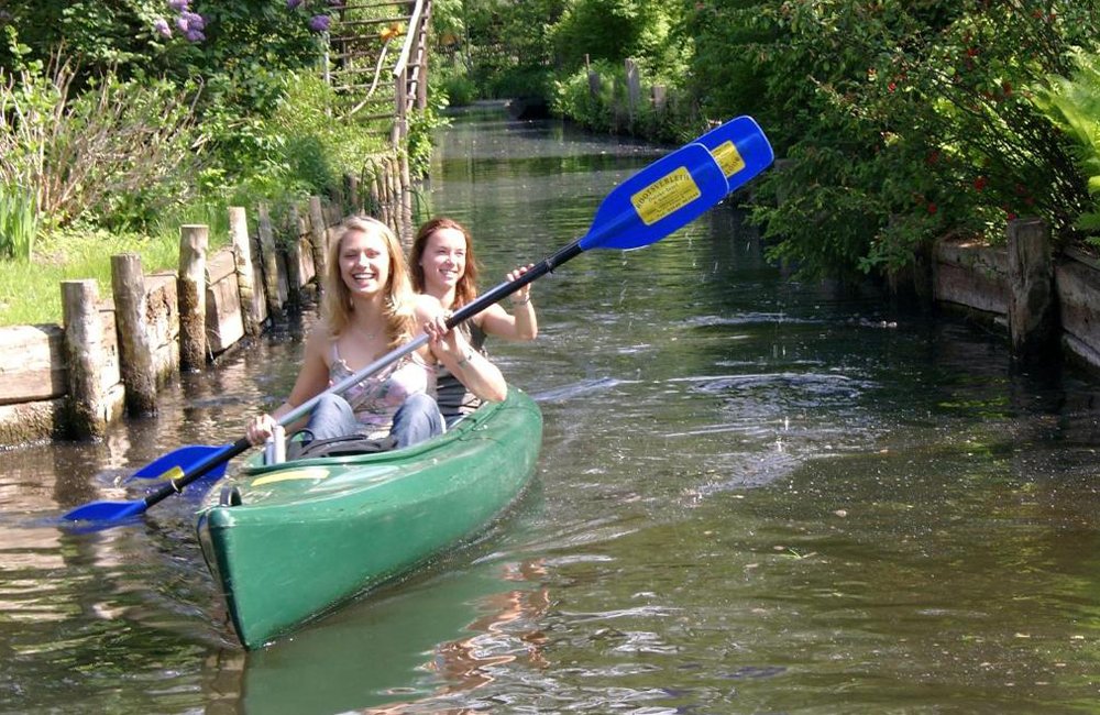 kano op kanaal bij Camping Spreewaldtor in het Oosten van Duitsland aan een meer