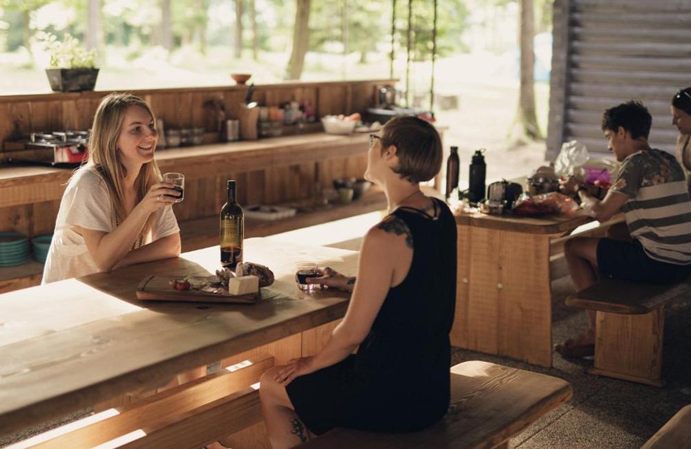 keuken en gemeenschappelijke ruimte van Forest Camping Mozirje in de Savinjska vallei in het noorden van Slovenië