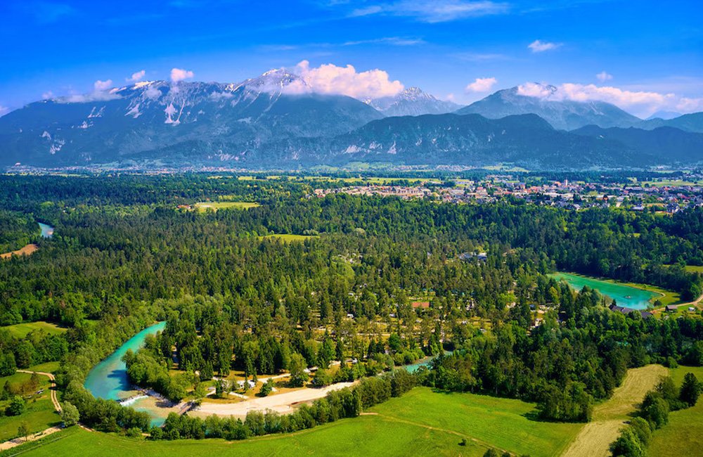 uitzicht op Camping Šobec aan de Sava rivier in Lesce bij het Meer van Bled in het westen van Slovenië