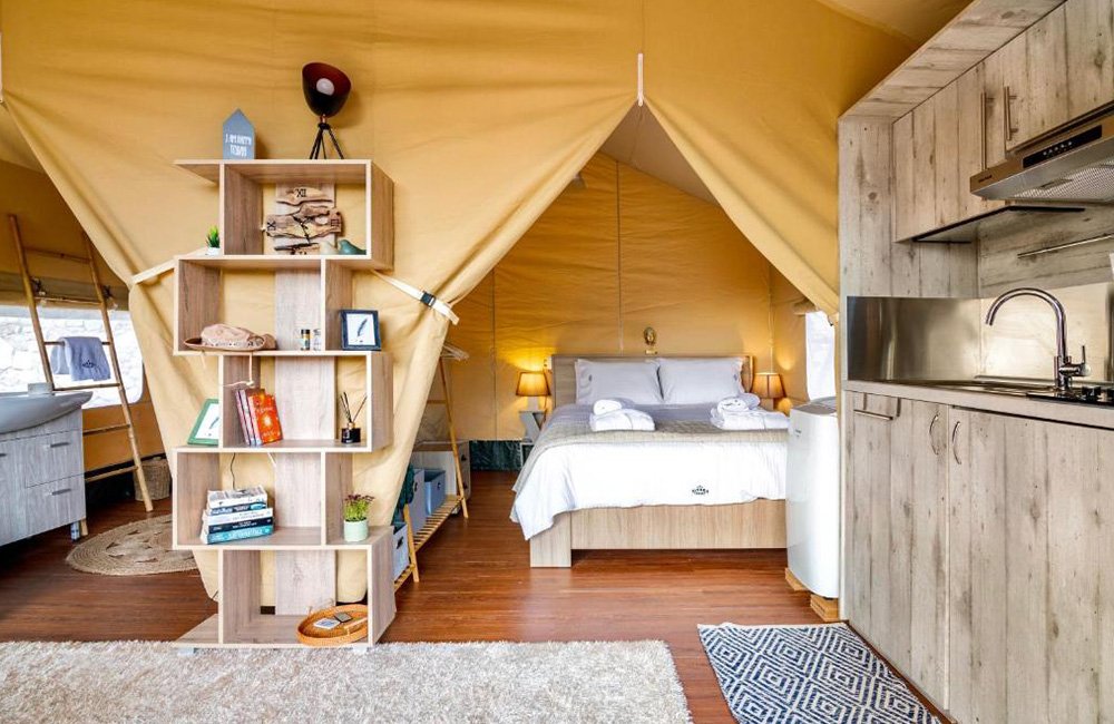 Binnenkant van glampingtent Glamping Civara op Kreta in de Kretenzische Zee van Griekenland
