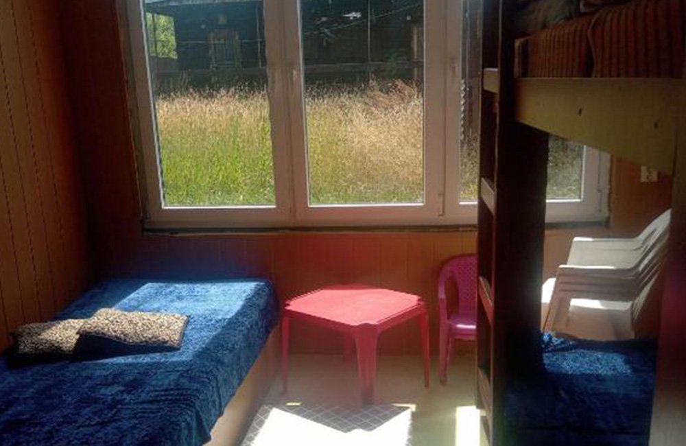 Binnenkant van hut op Camping Nitrianske Rudno in Slowakije