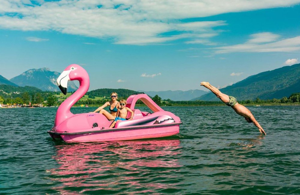 Boot op het meer bij EuroParcs Pressegger See in de Alpen van Karinthië Oostenrijk