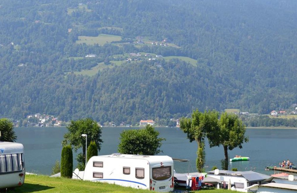 Caravan aan meer bij EuroParcs Ossiacher See in Karinthië bij Villach en Klagenfurt in Oostenrijk