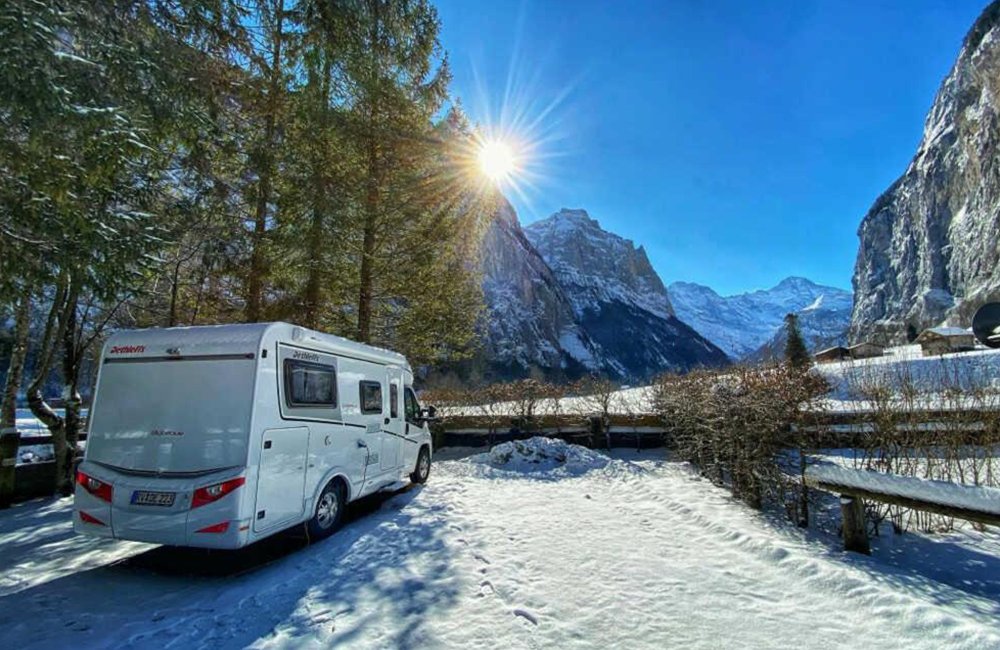 Caravan op Camping Jungfrau met waterval in Lauterbrunnen Berner Oberland