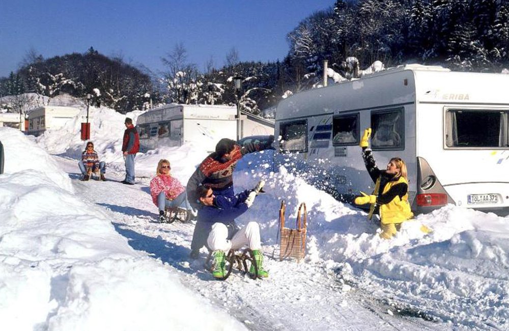 Caravans in winter op Camping Seeblick Toni in Tirol Oostenrijk bij Innsbruck