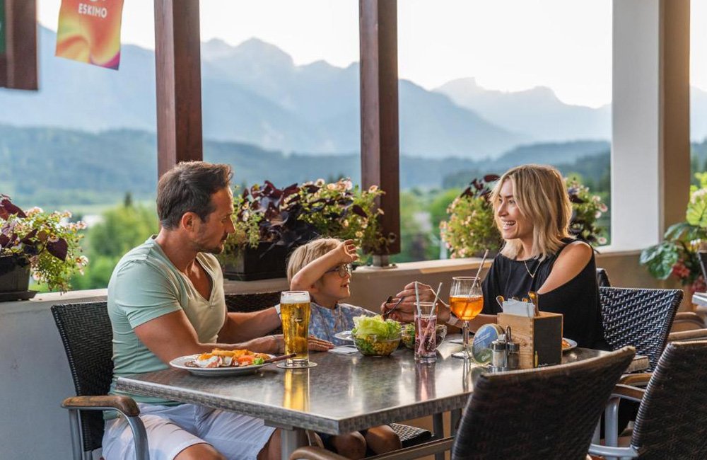 Eetzaal van EuroParcs Pressegger See in de Alpen van Karinthië Oostenrijk