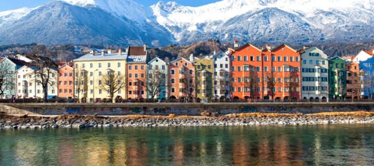 Innsbruck tussen de Alpen van Tirol in Oostenrijk
