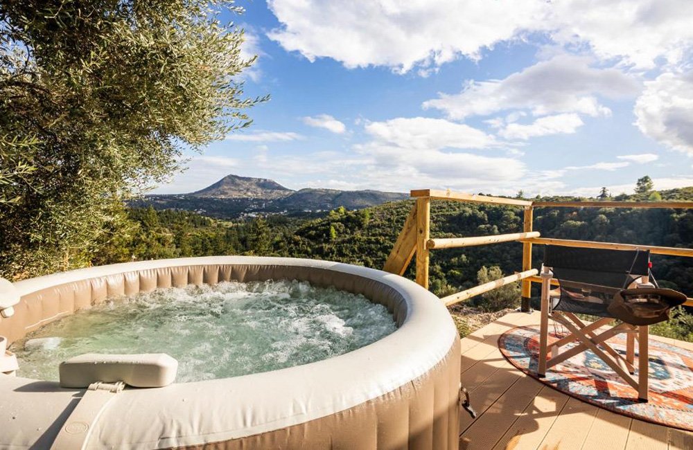Jacuzzi van Glamping Civara op Kreta in de Kretenzische Zee van Griekenland