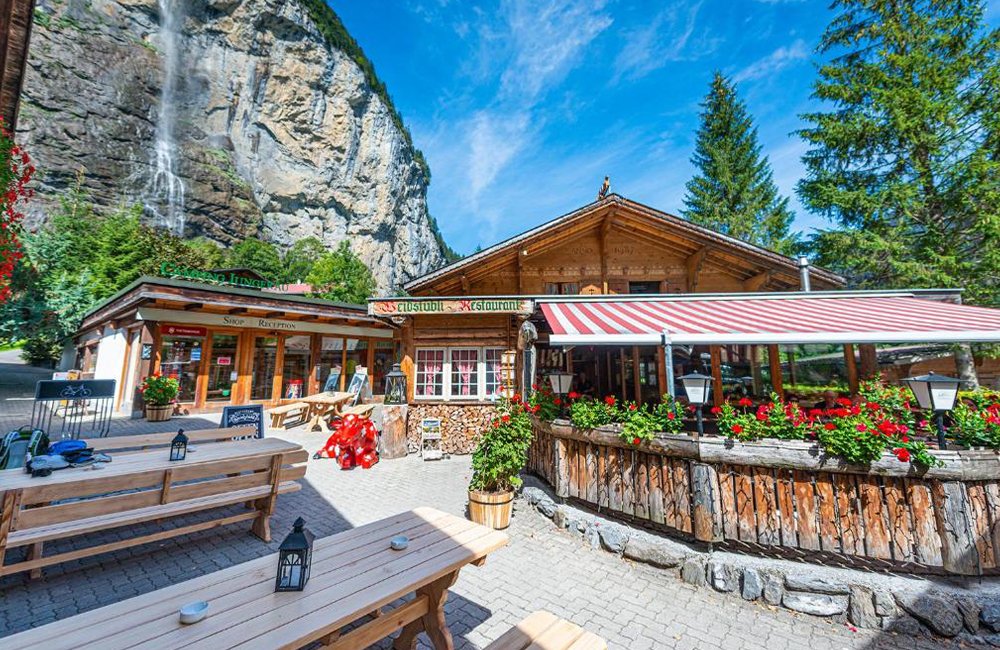Restaurant van Camping Jungfrau met waterval in Lauterbrunnen Berner Oberland