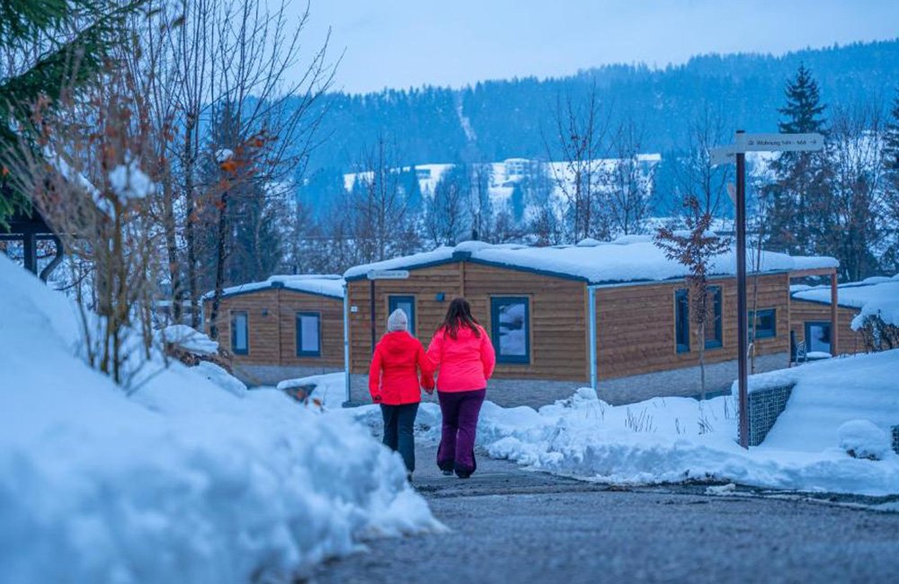 Sneeuw tijdens de winter op EuroParcs Pressegger See in de Alpen van Karinthië Oostenrijk