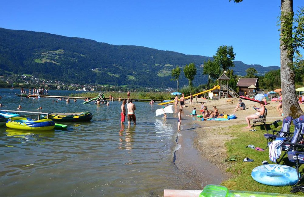 Strand van meer bij EuroParcs Ossiacher See in Karinthië bij Villach en Klagenfurt in Oostenrijk
