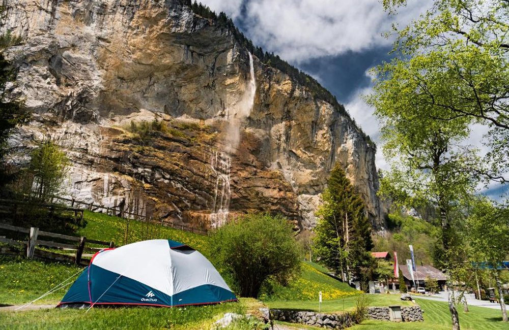 Tent op Camping Jungfrau met waterval in Lauterbrunnen Berner Oberland