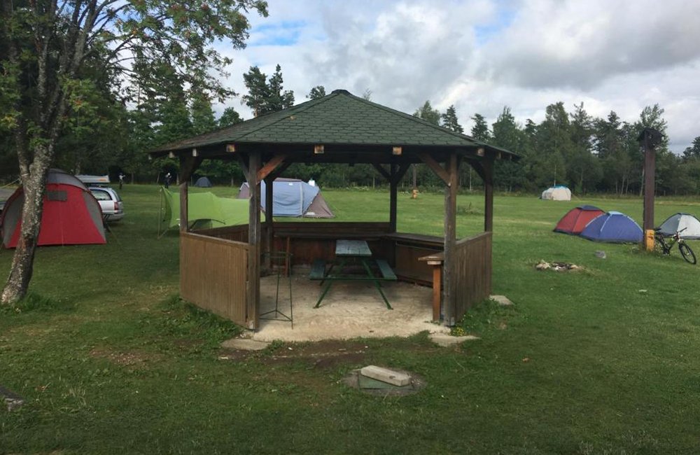 Terras van Camp Tatranec in de Hoge Tatra Slowakije