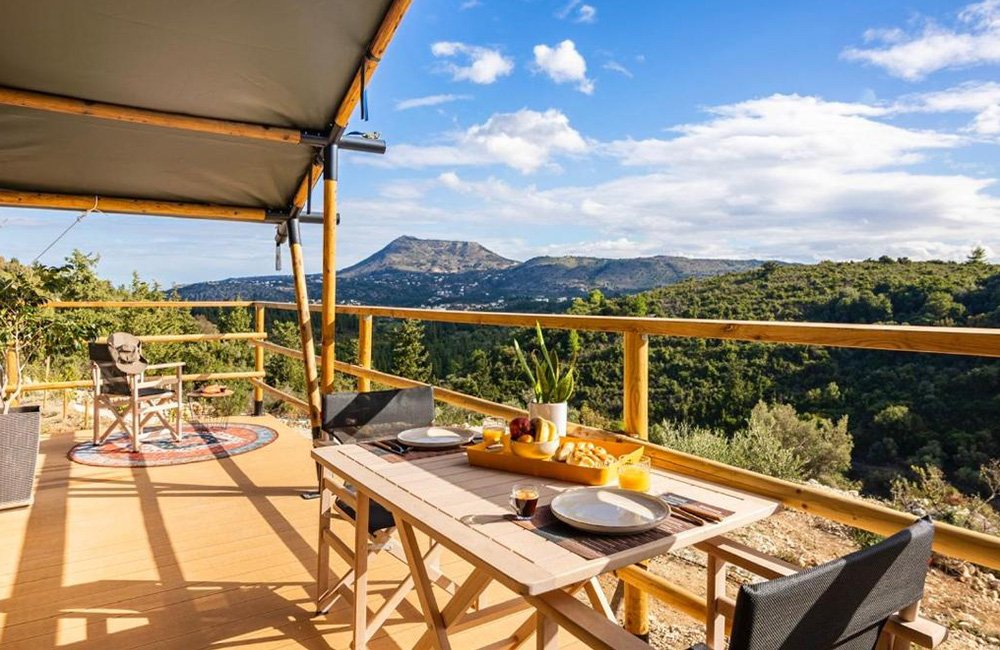 Terras van glampingtent Glamping Civara op Kreta in de Kretenzische Zee van Griekenland