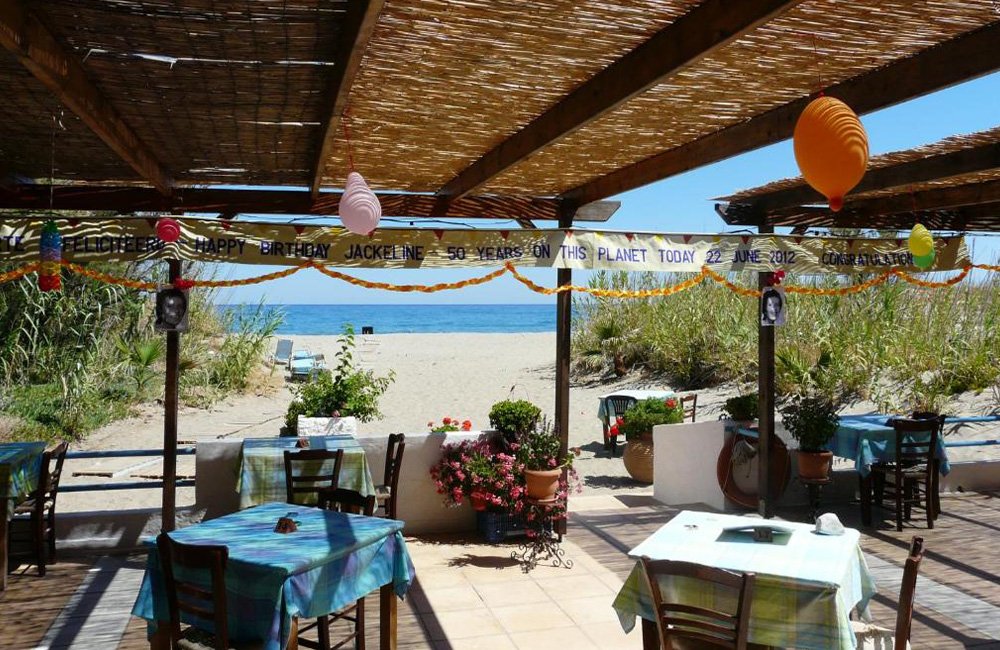 Terras van restaurant Camping Elizabeth op Kreta in de Kretenzische Zee van Griekenland