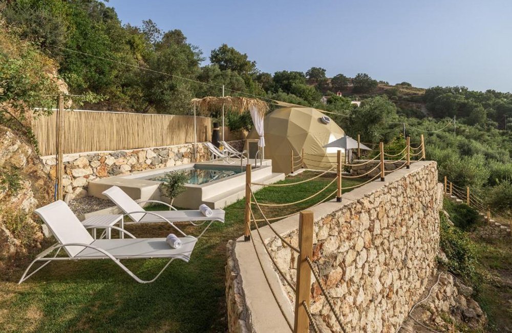 Terras, zwembad en luxury dome van glampingtent Gogna Glamping op Kreta in de Kretenzische Zee van Griekenland