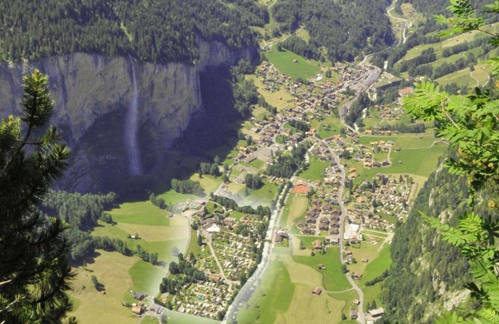 Zicht op Camping Jungfrau met waterval in Lauterbrunnen Berner Oberland