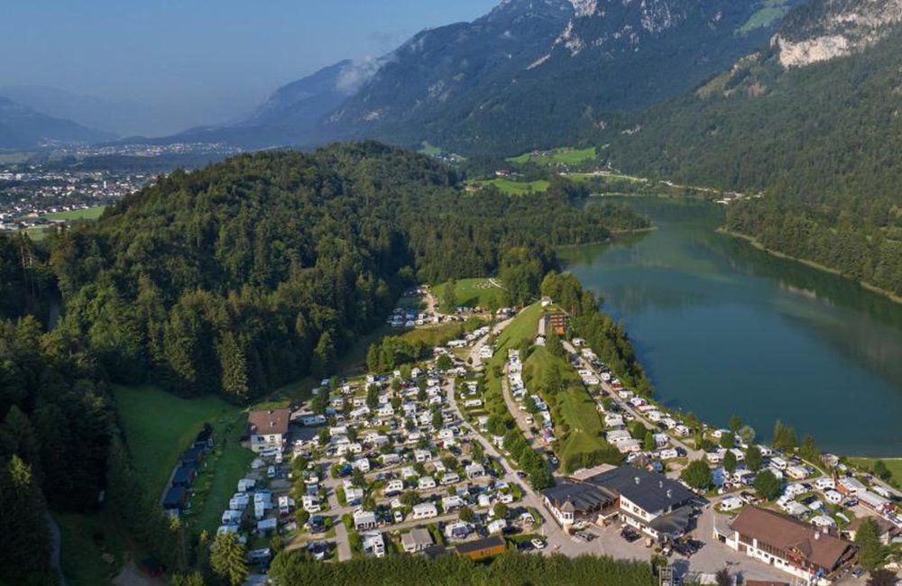 Zicht op Camping Seeblick Toni in Tirol Oostenrijk bij Innsbruck