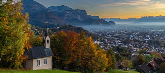 Zicht op Dornbirn in de Rijnvallei in Vorarlberg in Oostenrijk