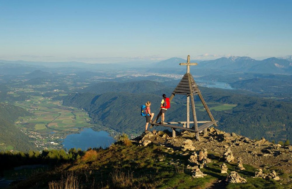 Zicht op EuroParcs Ossiacher See tijdens wandeling in Karinthië bij Villach en Klagenfurt in Oostenrijk