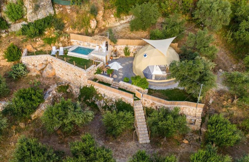 Zicht op Luxury Dome van Gogna Glamping op Kreta in de Kretenzische Zee van Griekenland