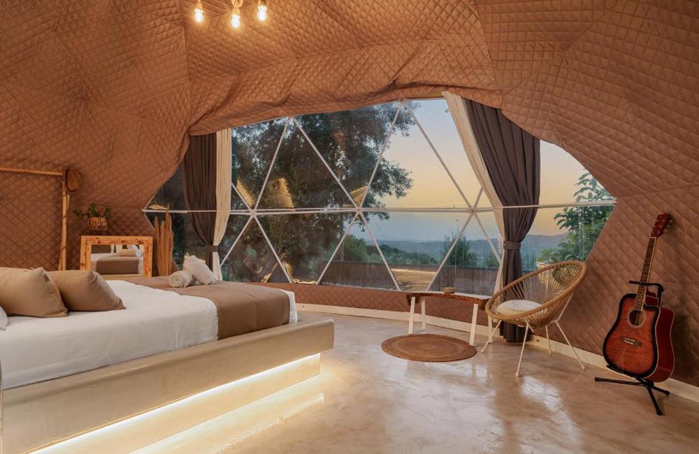 Zicht vanuit glampingtent Gogna Glamping op Kreta in de Kretenzische Zee van Griekenland