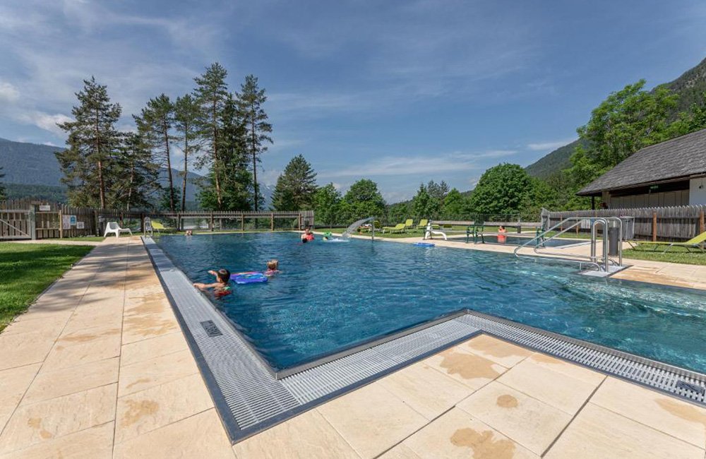 Zwembad van EuroParcs Pressegger See in de Alpen van Karinthië Oostenrijk