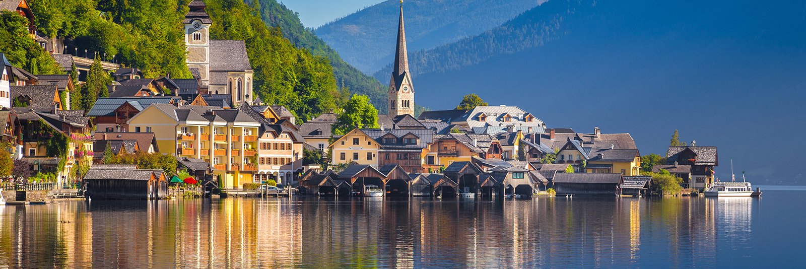 hallstatt aan een bergmeer in oostenrijk in de Alpen