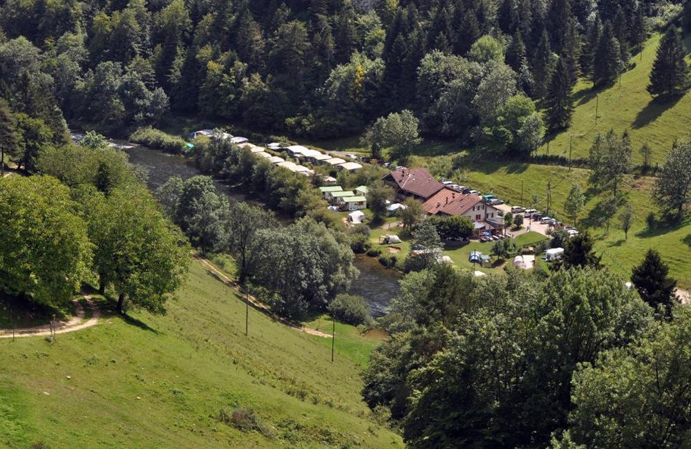 Camping Tariche Centre de Vacances in de Zwitserse Jura aan de rivier de Doubs