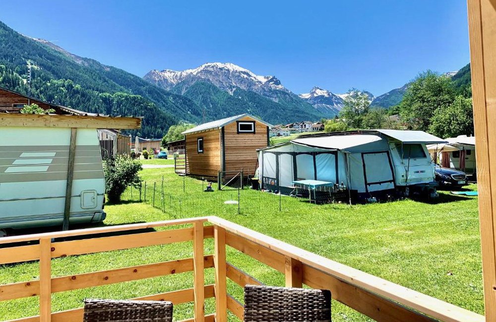 Caravans op Camping Muglin in de Alpen van Zwitserland
