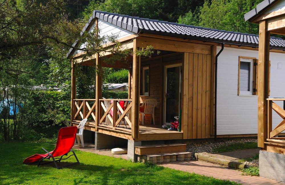 Chalet op Camping Tariche Centre de Vacances in de Zwitserse Jura aan de rivier de Doubs