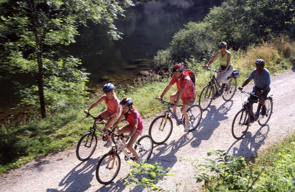 Fietspad bij Camping Tariche Centre de Vacances in de Zwitserse Jura aan de rivier de Doubs