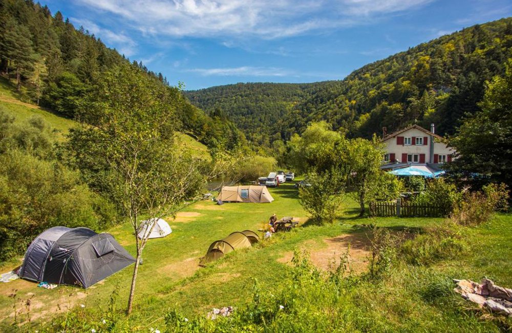 Zicht op Camping Tariche Centre de Vacances in de Zwitserse Jura aan de rivier de Doubs