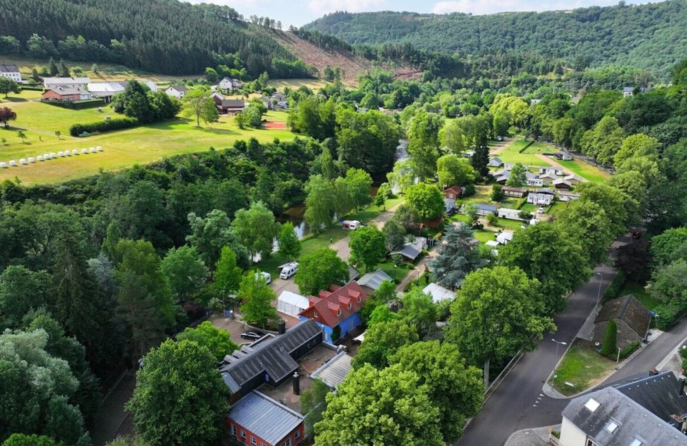 Camping Vallee de l'Our aan de rivier op de grens van Luxemburg en Duitsland