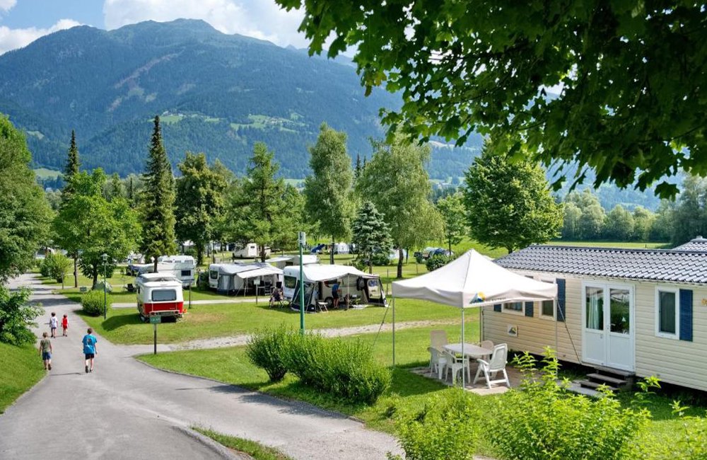 Camping am Waldbad in Karinthië in het zuiden van Oostenrijk aan de rivier de Drau