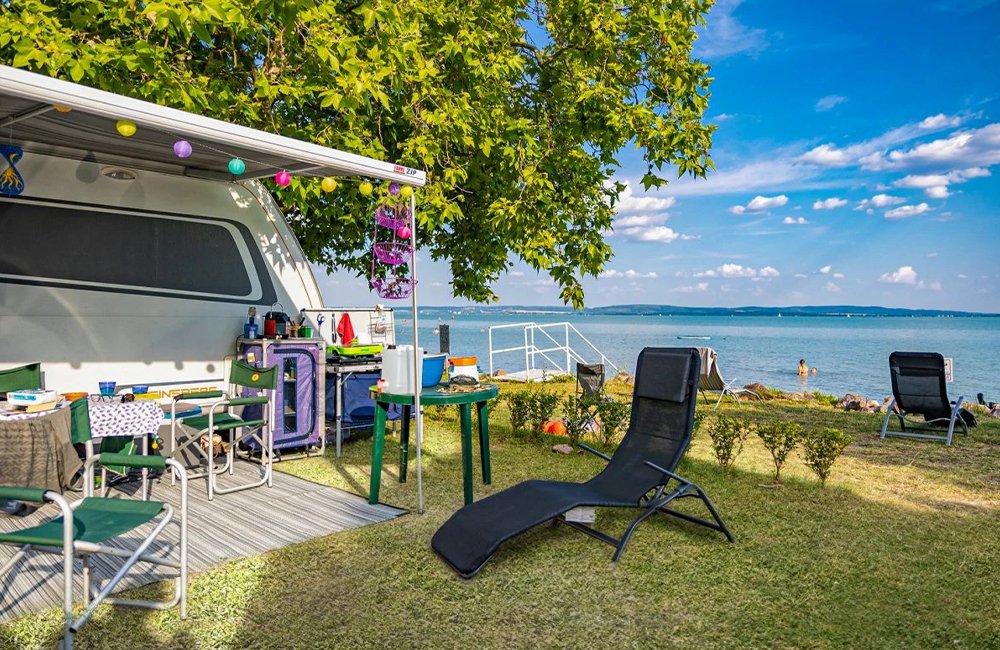 Caravan op Camping Strand-Holiday aan het Balatonmeer in Hongarije