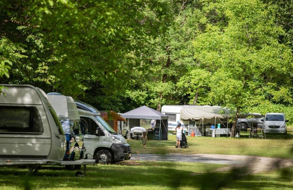 Caravans campers en tenten op EuroParcs Wörthersee aan een meer in Karinthië in het zuiden van Oostenrijk