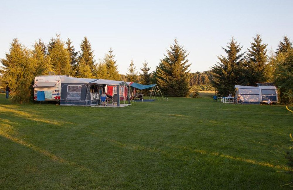 Caravans op Camping 2000 in het noorden van Tsjechië
